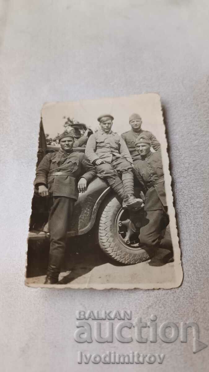 Foto Ofițeri și sergenți lângă un vehicul militar de epocă
