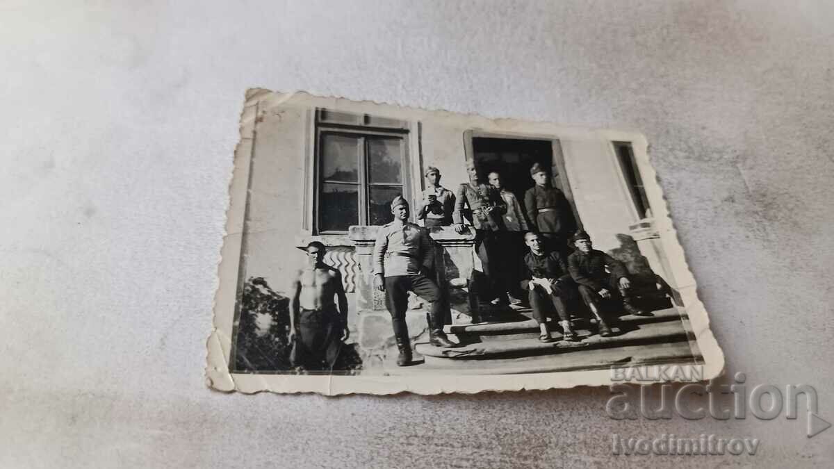 Снимка Офицери и войници на стълби