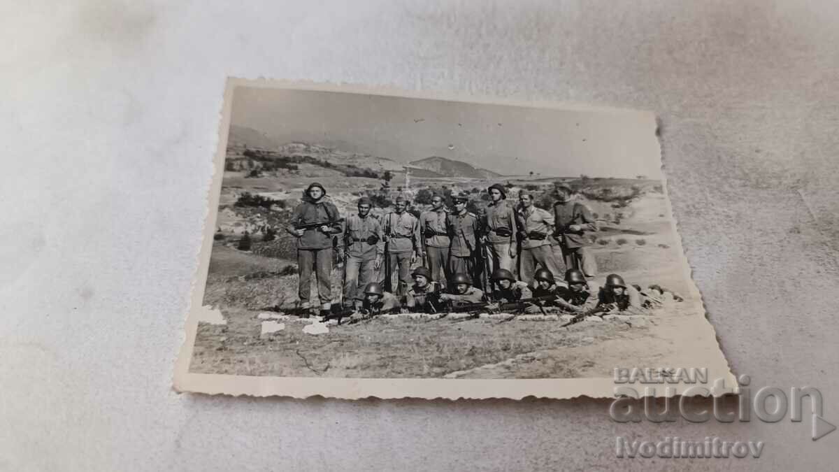 Φωτογραφία Αξιωματικοί και στρατιώτες με κράνη σε πεδίο βολής