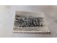 Foto Ofițeri și soldați cu căști pe un poligon de tragere