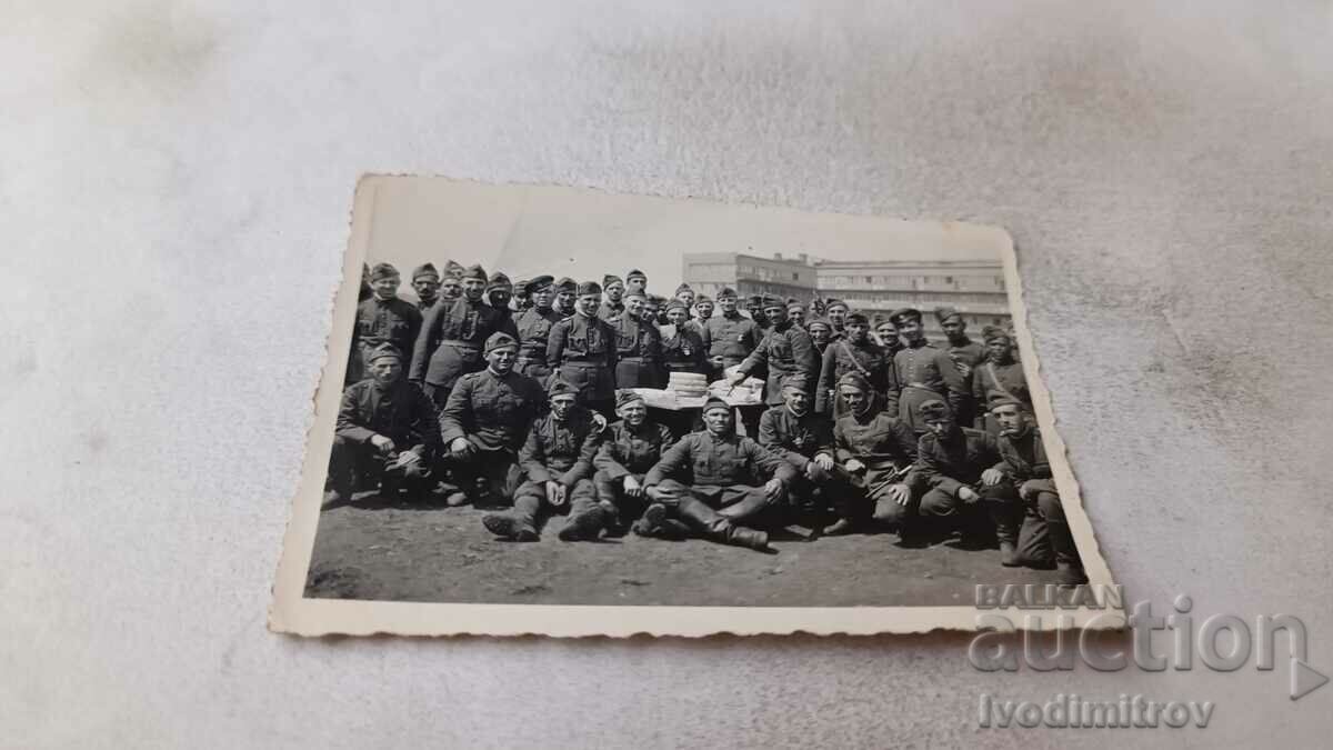 Foto Ofițeri și soldați în cazarmă