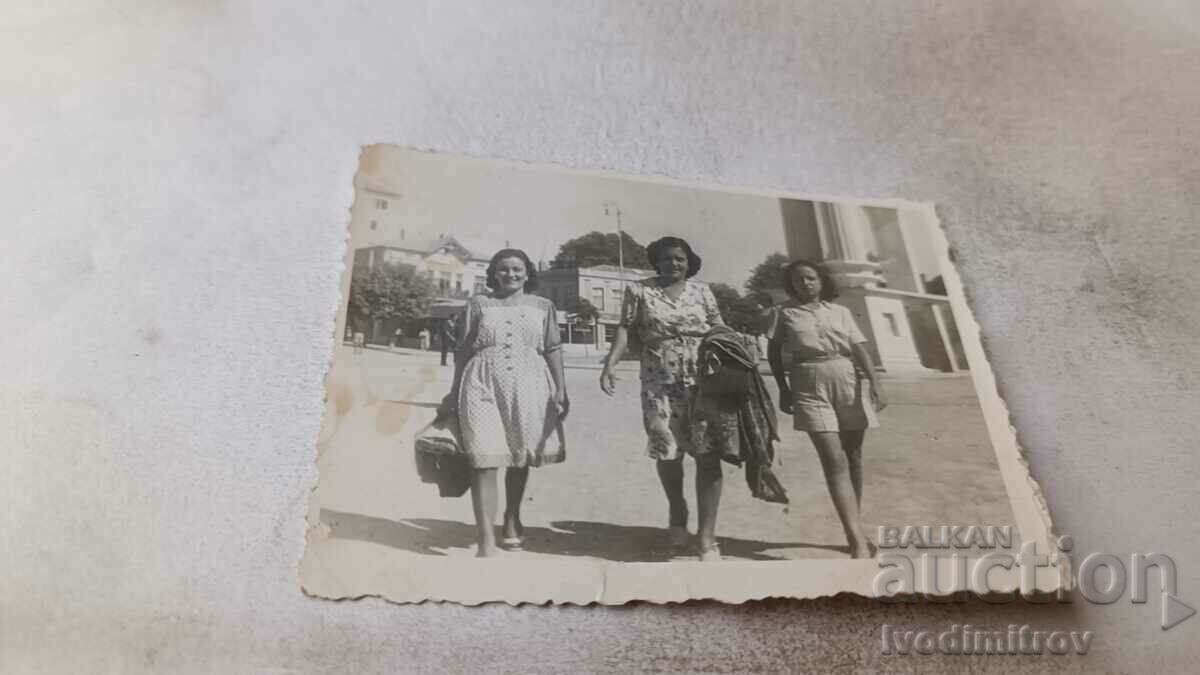 Photo Varna Three women on a walk