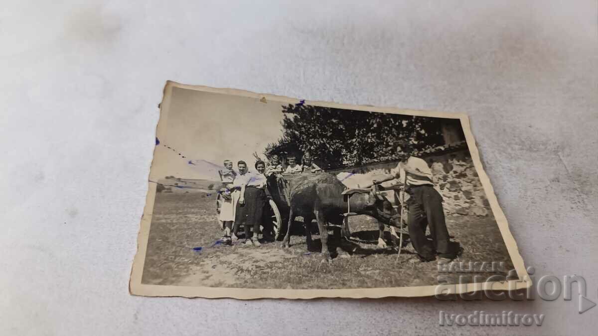 Снимка Мъж жени и деца с волска каруца