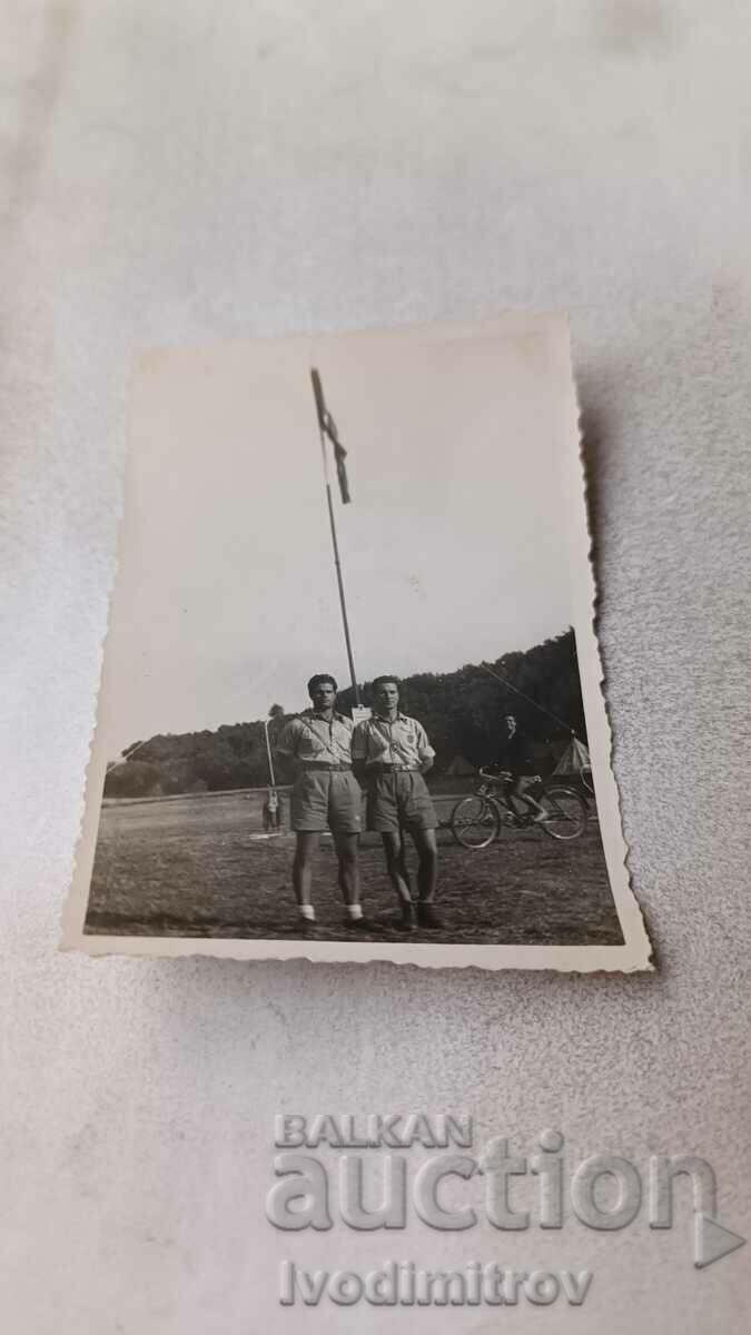 Φωτογραφία Δύο νεαροί άνδρες σε έναν πυλώνα με τη βουλγαρική σημαία