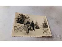 Photo Two soldiers with a donkey in the mountains in winter