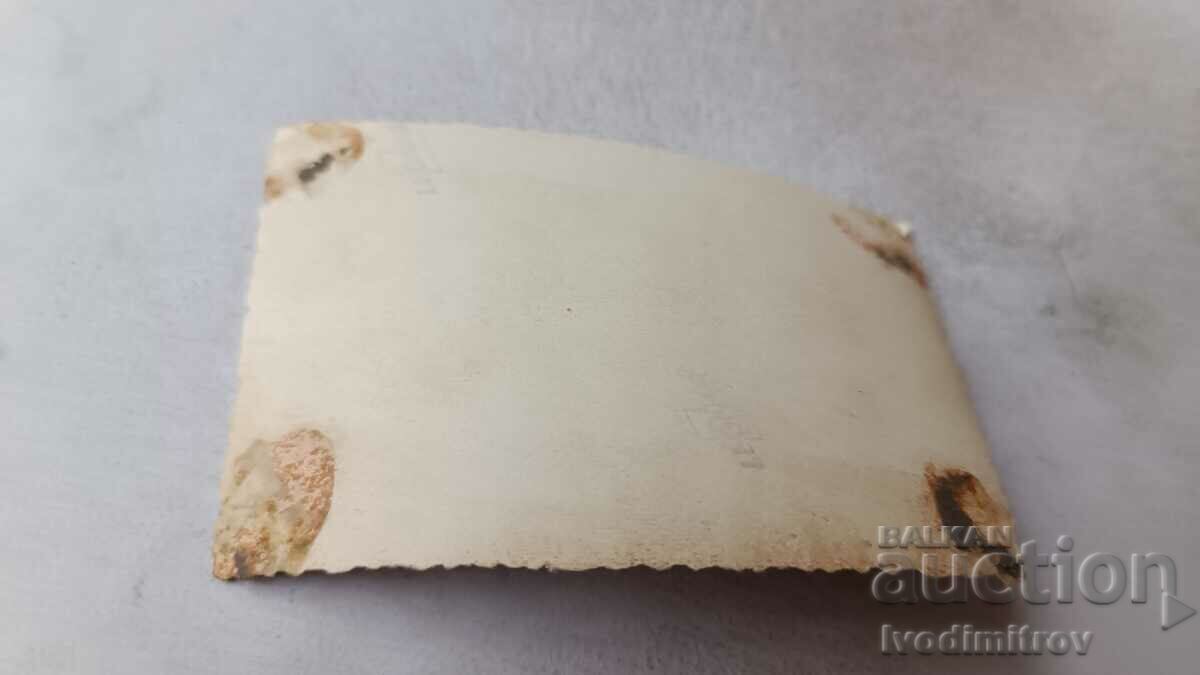 Φωτογραφία Νεαροί άνδρες σε μια ξύλινη βάρκα στην προβλήτα με τιμή 1.65 BGN | € 0.84 Φωτογραφία Νεαροί άνδρες σε μια ξύλινη βάρκα στην προβλήτα με τιμή 1.65 BGN | € 0.84