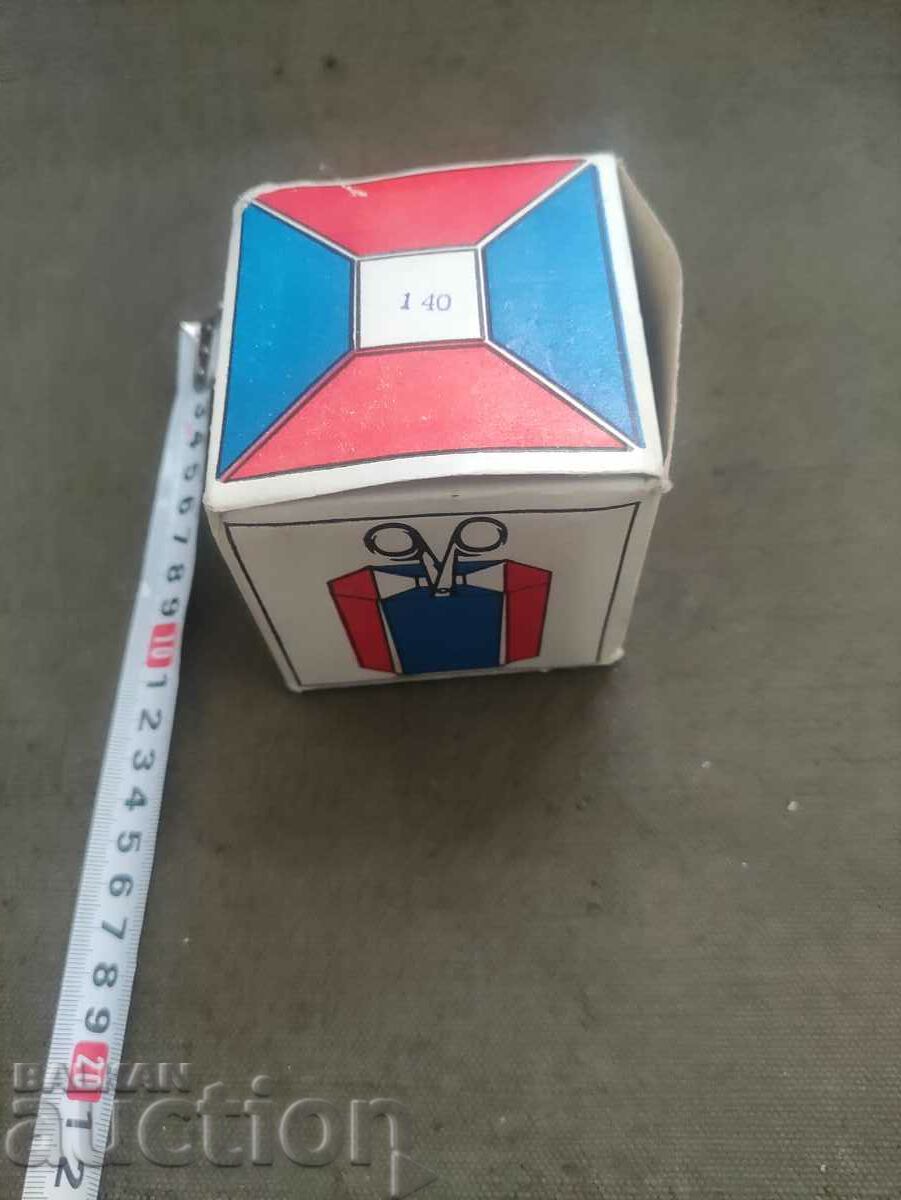 ένα κουτί για μολύβια ή σκεύη