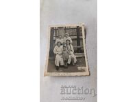 S. Sophia Patru tinere cu șorțuri albe și o fată pe o bancă