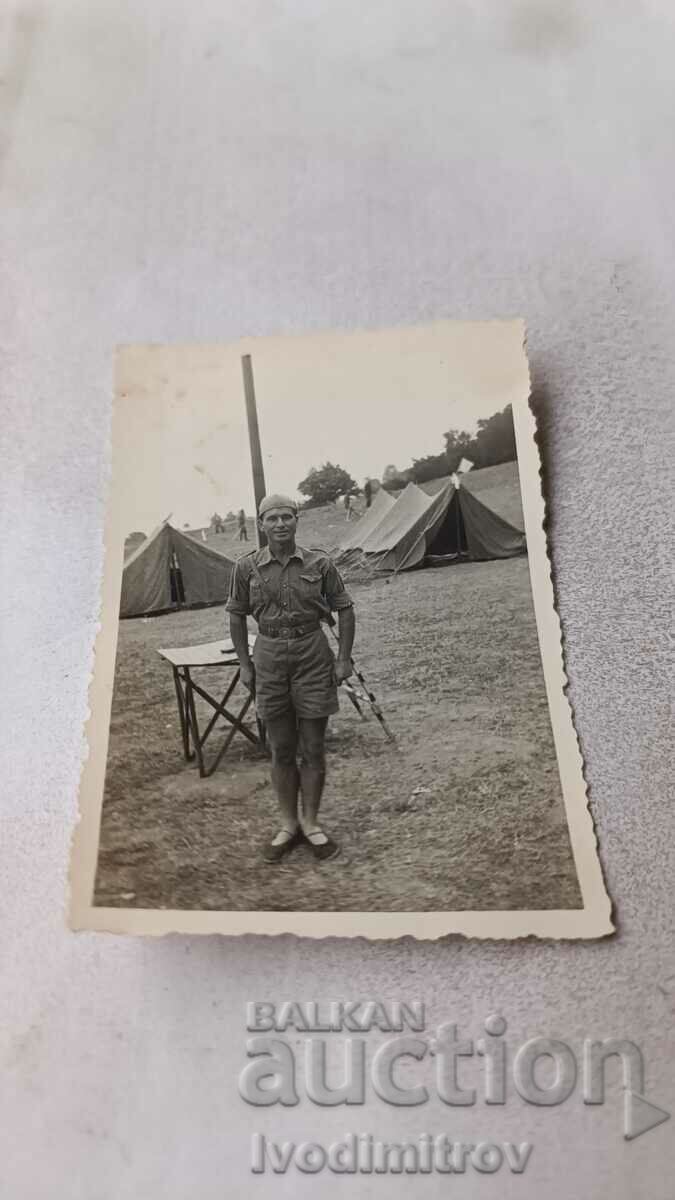 Foto Brigadier în fața taberei de corturi
