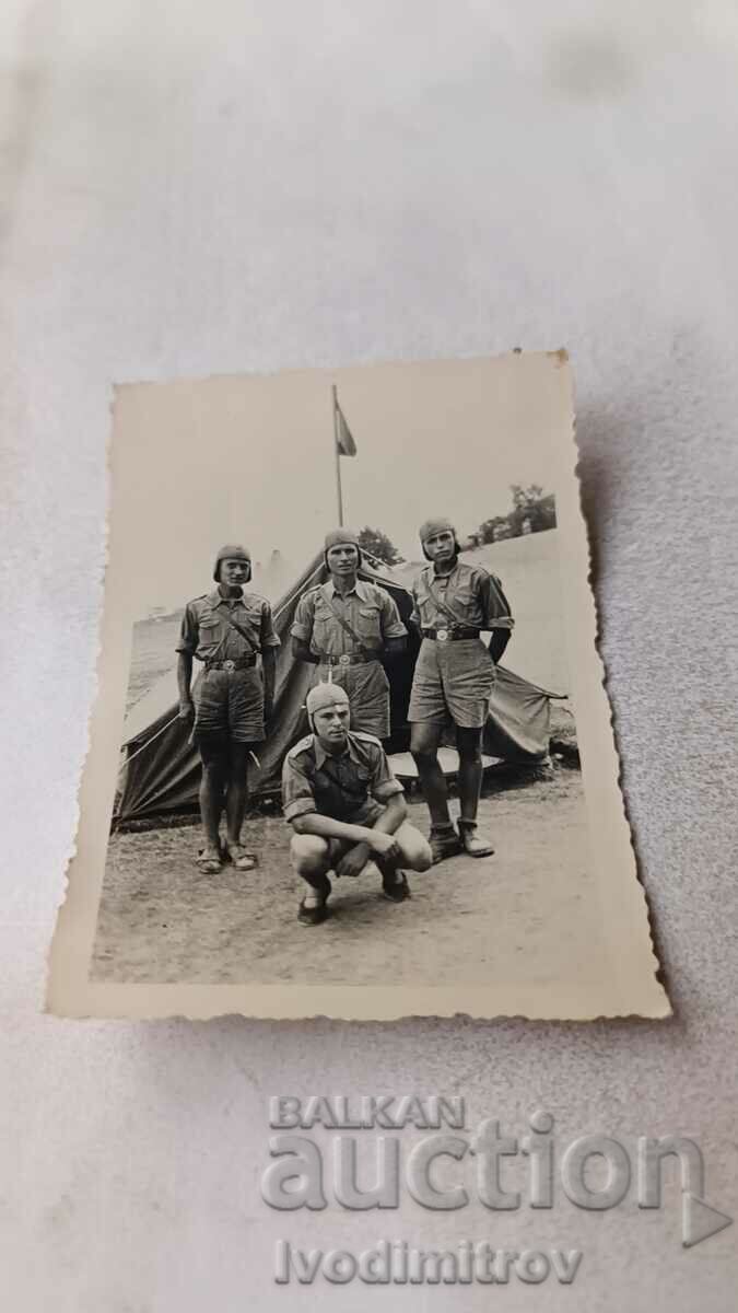 Foto Brigadieri în fața unui cort