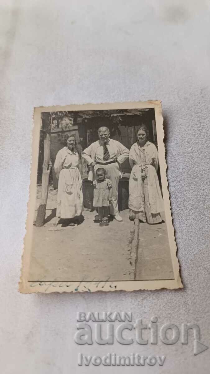 Снимка София Мъж две жени и момиче на тротоара 1941