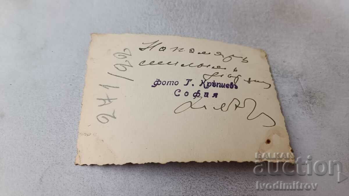 S. Sophia Un bărbat și două femei în șorțuri albe pe trotuar 1941 cu preț 1.85 BGN | € 0.95