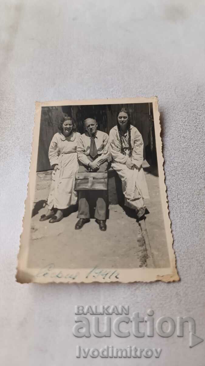 Σ. Σοφία Ένας άντρας και δύο γυναίκες με άσπρες ποδιές στο πεζοδρόμιο 1941