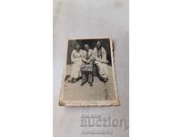 S. Sophia Un bărbat și două femei în șorțuri albe pe trotuar 1941
