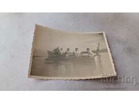 Photo Young men with a rowing boat in the sea