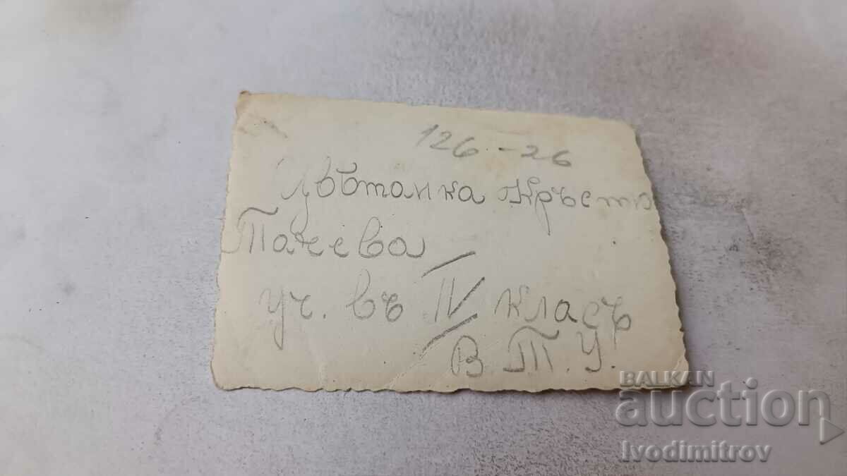 Φωτογραφία Ένα αγόρι και δύο κορίτσια από την τάξη IV με λαϊκές φορεσιές με τιμή 2.35 BGN | € 1.20 Φωτογραφία Ένα αγόρι και δύο κορίτσια από την τάξη IV με λαϊκές φορεσιές με τιμή 2.35 BGN | € 1.20