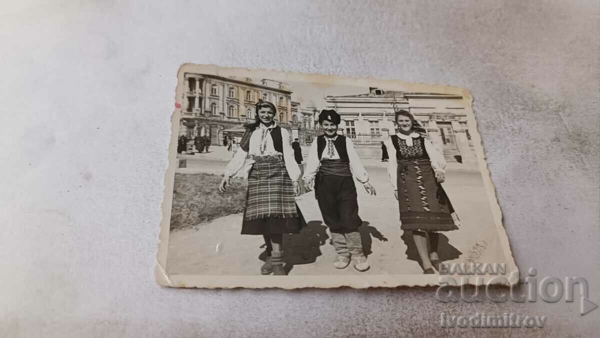 Photo A boy and two girls from class IV in folk costumes