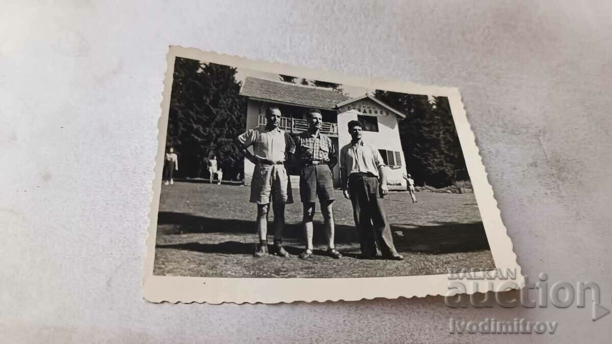 Φωτογραφία Παμπόροβο Τρεις άνδρες στο λιβάδι μπροστά από την καλύβα Studenets