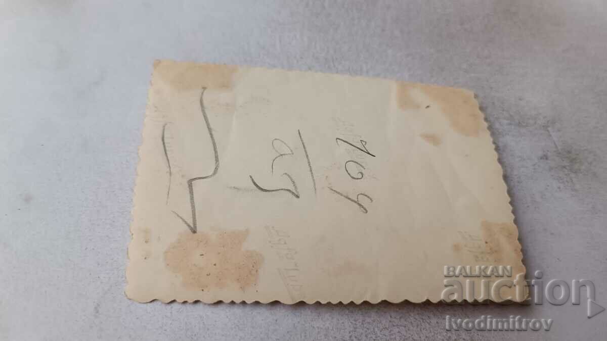 Φωτογραφία Νέοι άνδρες και γυναίκες στην οδοποιία με τιμή 1.45 BGN | € 0.74 Φωτογραφία Νέοι άνδρες και γυναίκες στην οδοποιία με τιμή 1.45 BGN | € 0.74