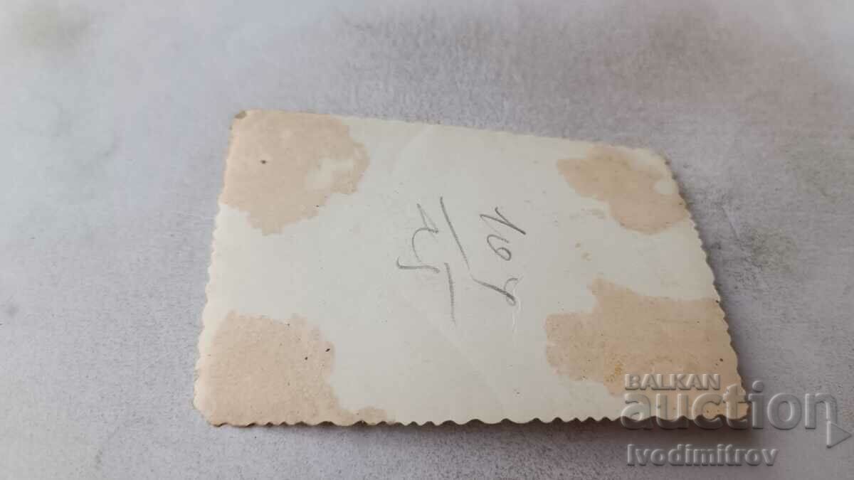 Снимка Младежи и девойки на площада с цена 1.65 лв. | € 0.84 Снимка Младежи и девойки на площада с цена 1.65 лв. | € 0.84