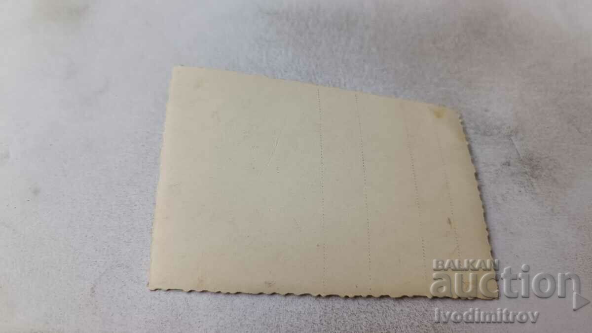 Φωτογραφία Νεαρός άνδρας με στολή νέων με τιμή 1.65 BGN | € 0.84 Φωτογραφία Νεαρός άνδρας με στολή νέων με τιμή 1.65 BGN | € 0.84