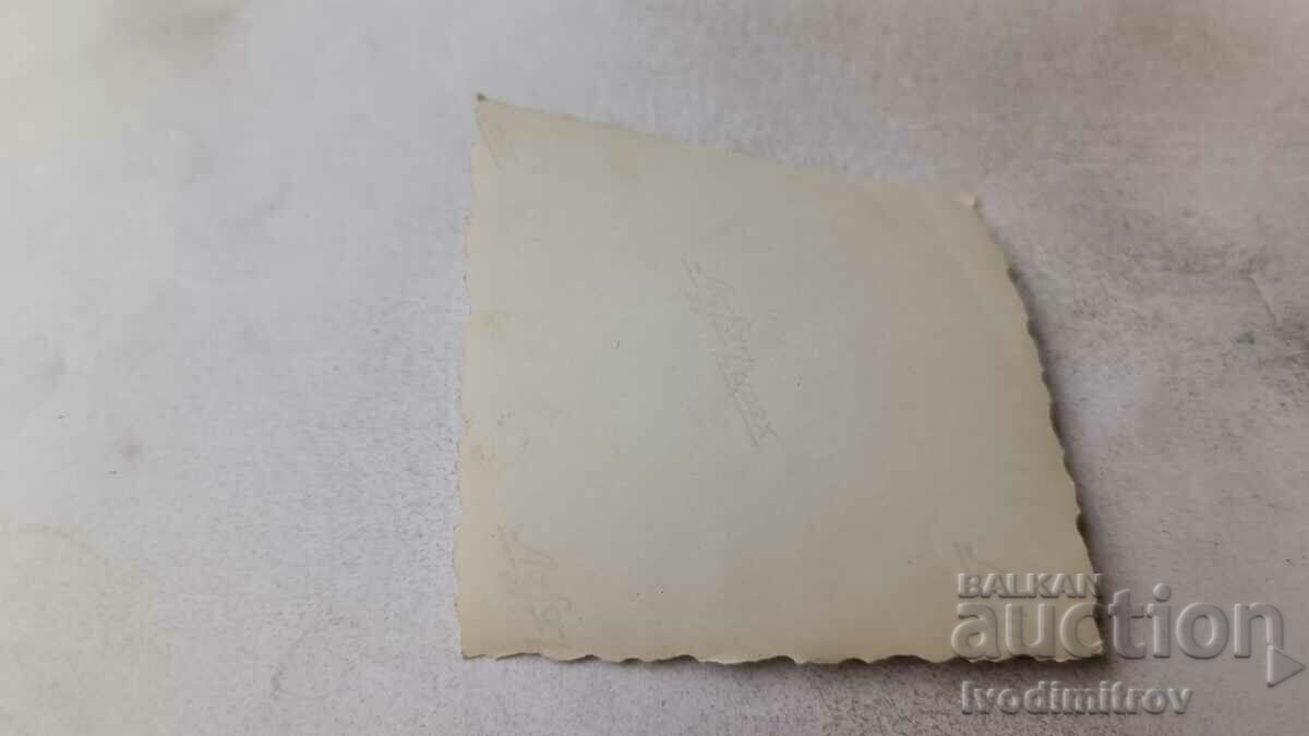 Φωτογραφία Τρεις νεαρές γυναίκες με τιμή 0.75 BGN | € 0.38