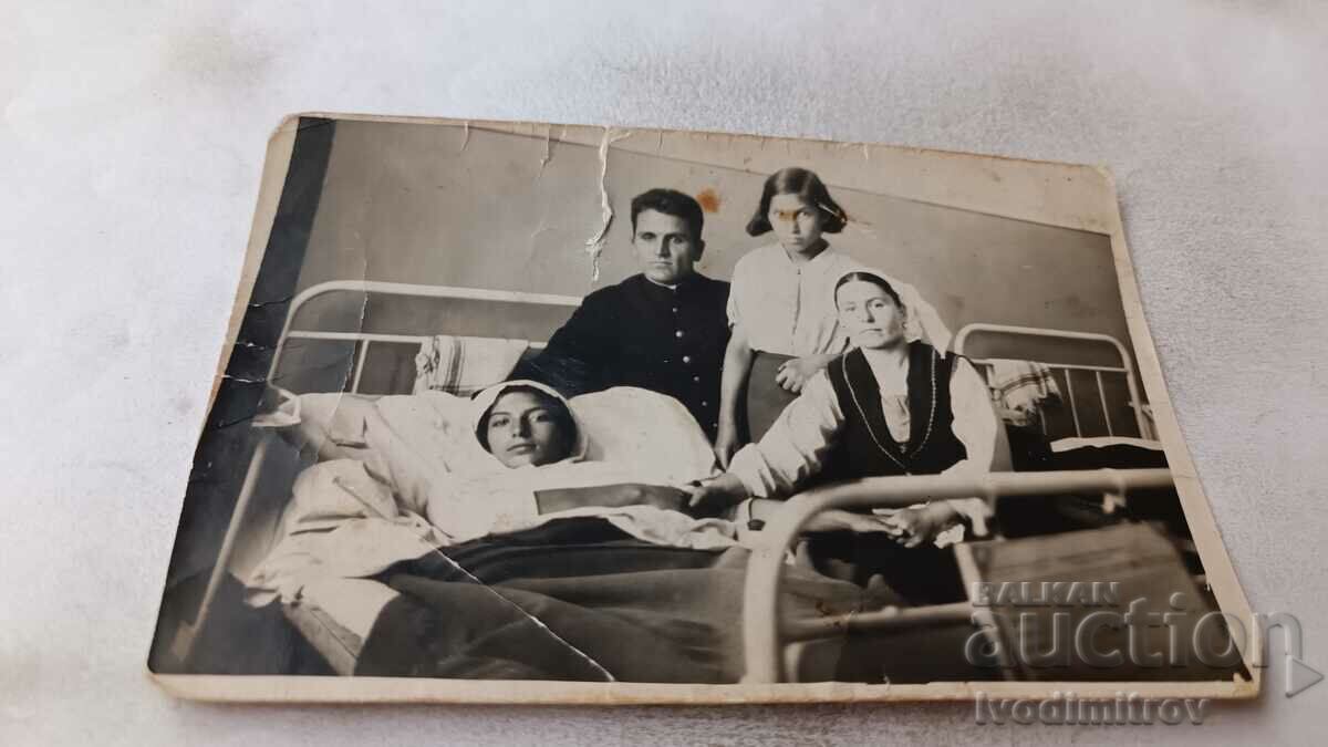 Снимка Мъж и три млади момичета в болнична стая