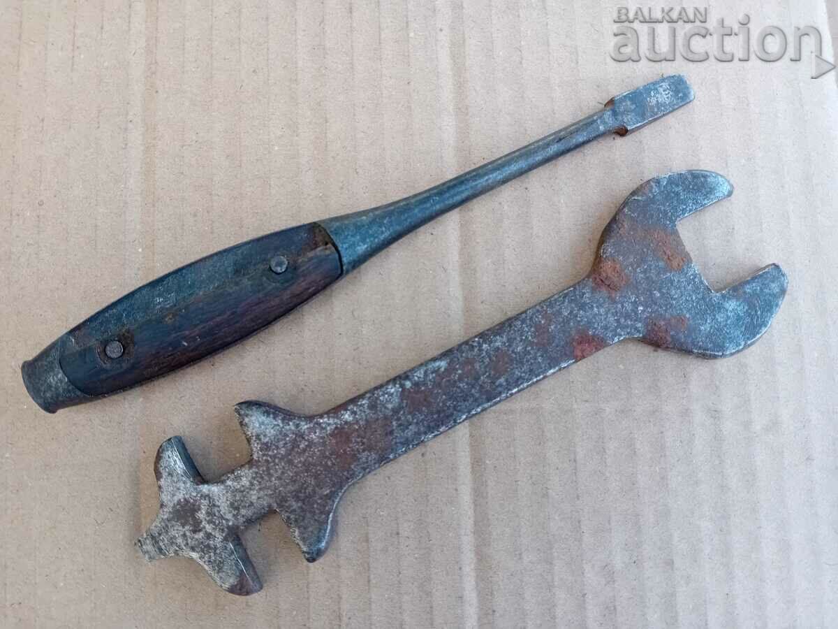 old screwdriver and wrench WW1 WWI WW2 WWII with price 31.00 BGN | € 15.85 old screwdriver and wrench WW1 WWI WW2 WWII with price 31.00 BGN | € 15.85