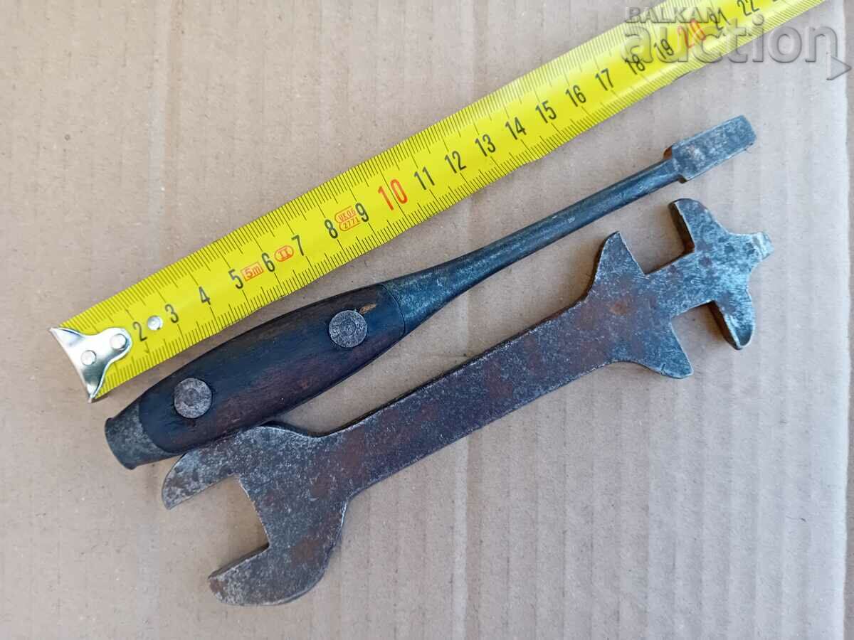 old screwdriver and wrench WW1 WWI WW2 WWII - 5 old screwdriver and wrench WW1 WWI WW2 WWII - 5