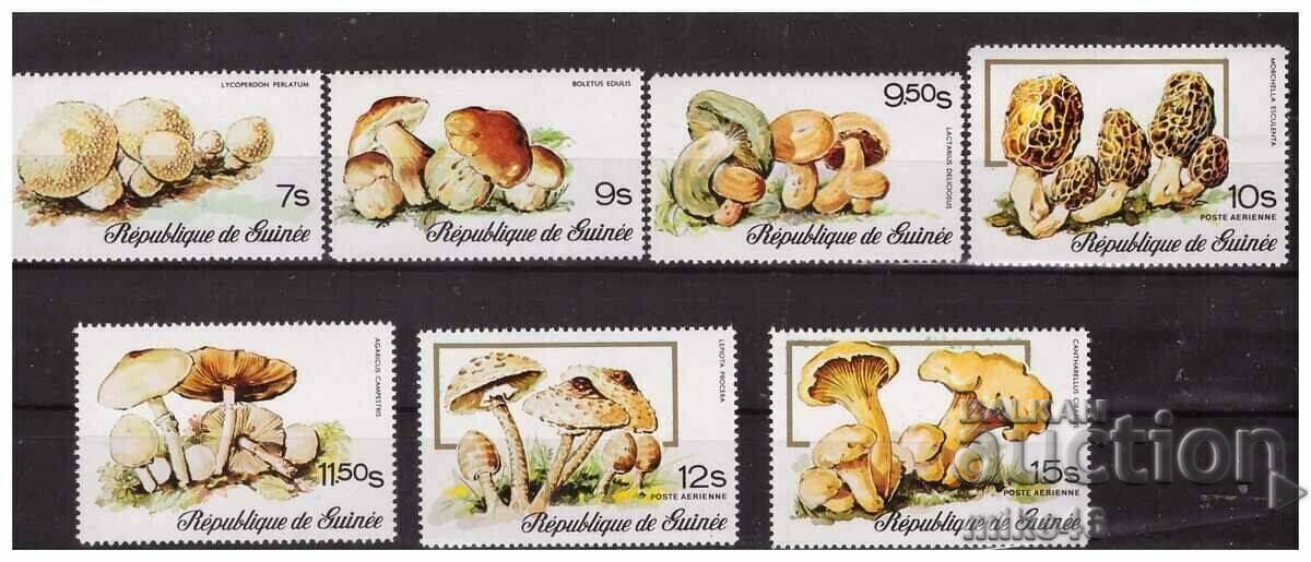 GUINEA 1977 Mushrooms, clean SMALL series