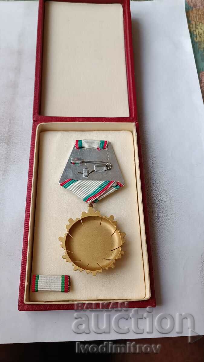 Τάγμα της Λαϊκής Δημοκρατίας της Βουλγαρίας και βουτινιέρος 1ης τάξεως με τιμή 97.65 BGN | € 49.93