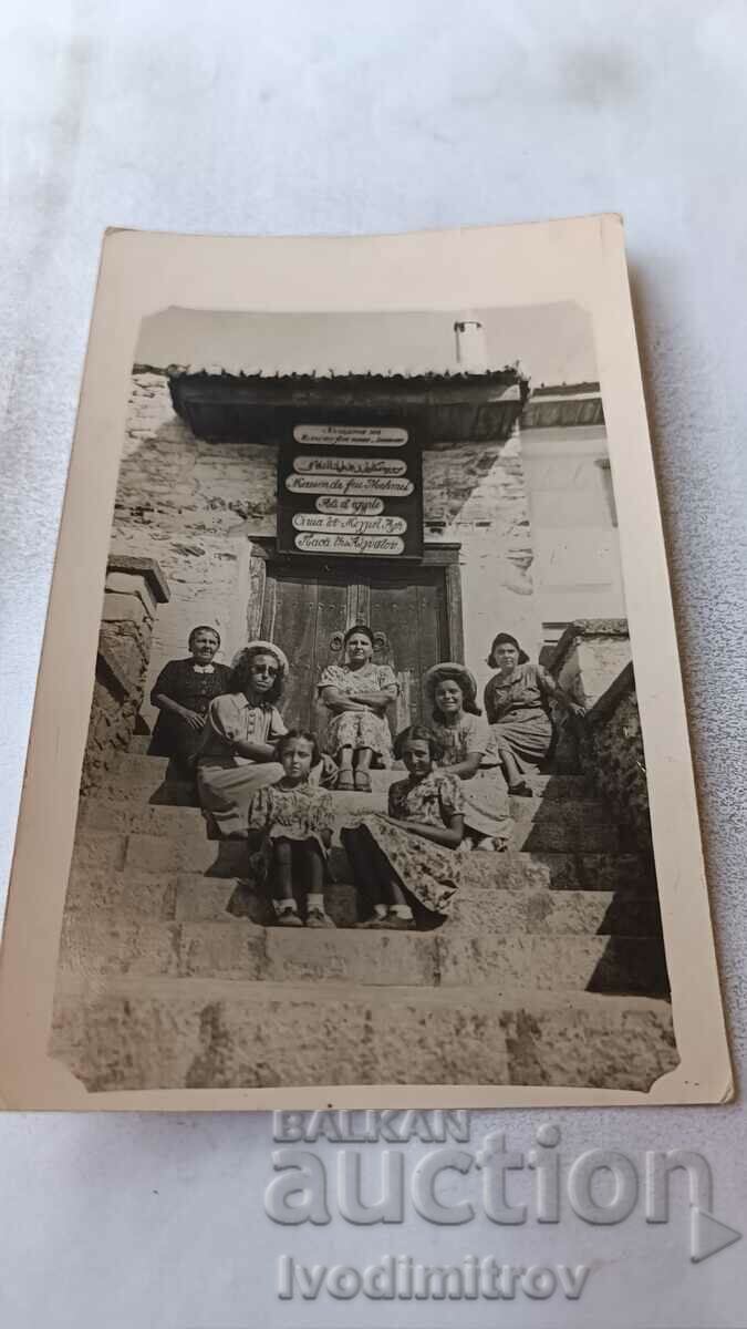С-ка Кавала Жени и момичета пред къщата на Мехмедъ Али Паша