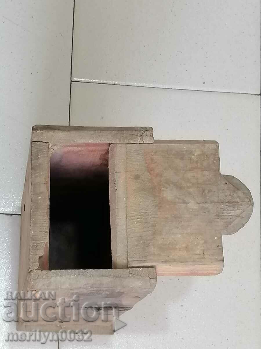 Auction Antique wooden box primitive Auction Antique wooden box primitive