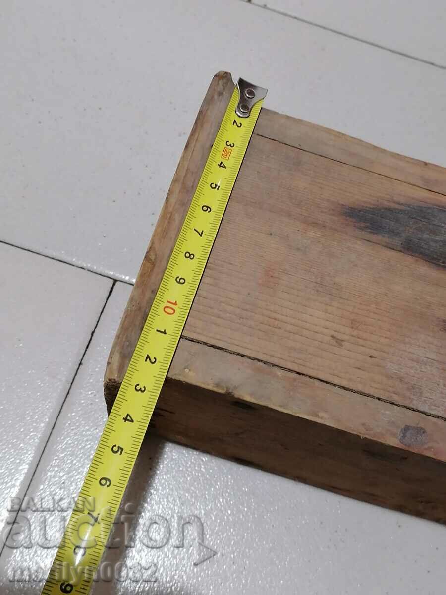 Antique wooden box primitive - 7 Antique wooden box primitive - 7