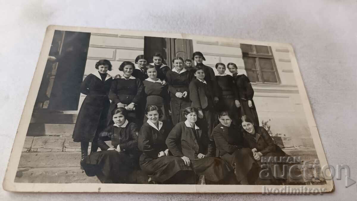 Снимка Млади момичета на стълби пред сграда