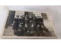 Снимка Млади момичета на стълби пред сграда