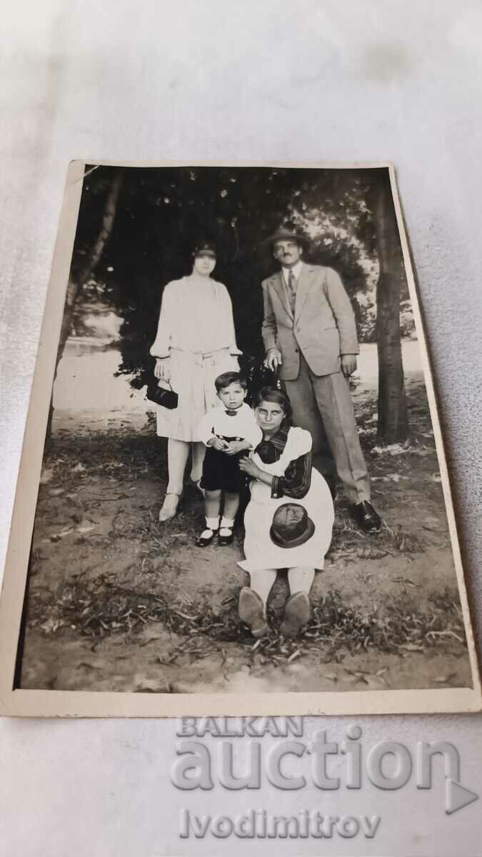 Foto Bărbat, două femei și un băiețel în parc 1927
