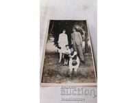 Снимка Мъж две жени и малко момченце в парка 1927