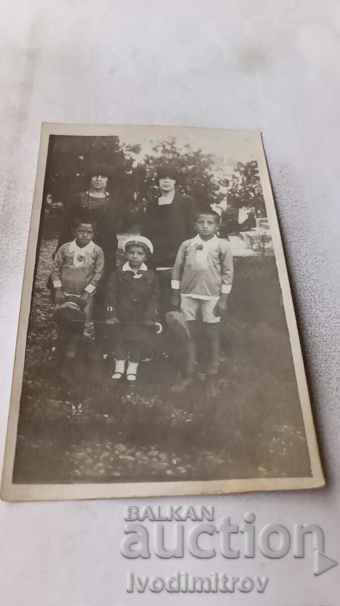 Fotografie Două femei și trei băieți în parc 1929