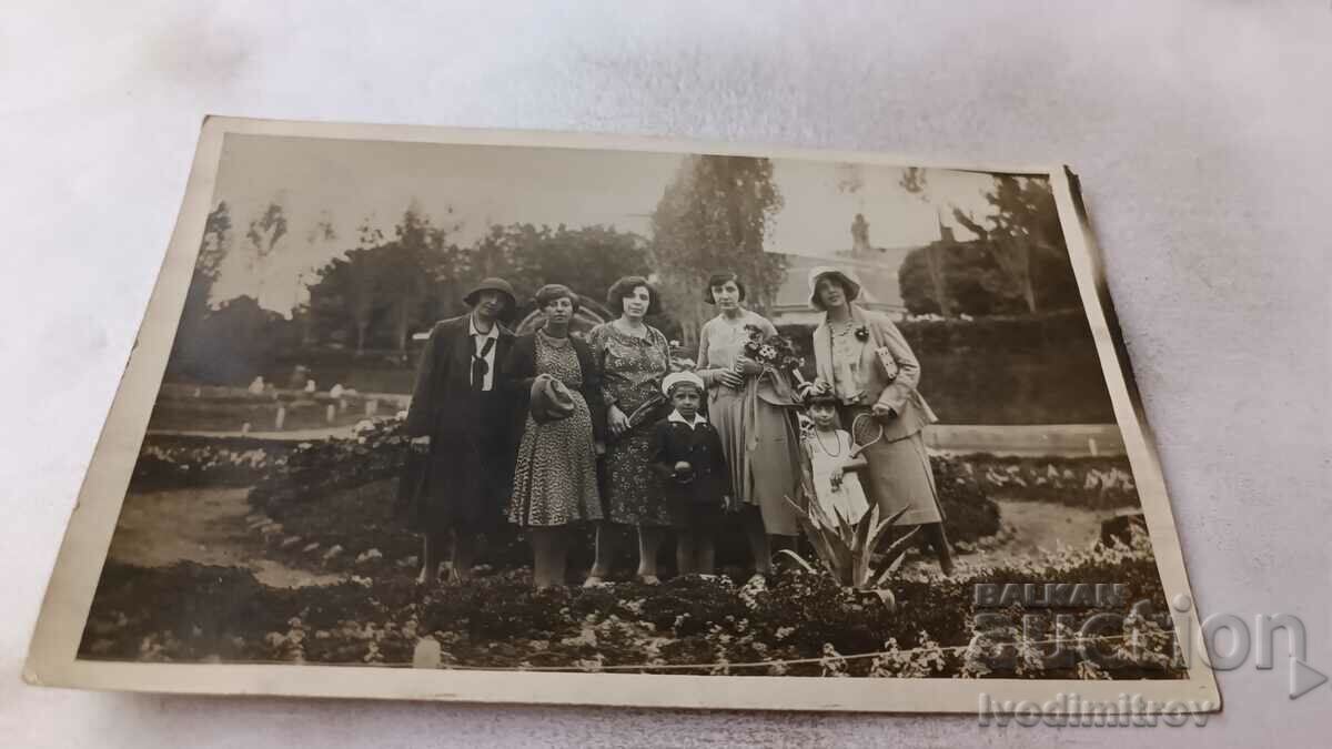 Φωτογραφία Γυναίκες και δύο αγόρια στο πάρκο 1930