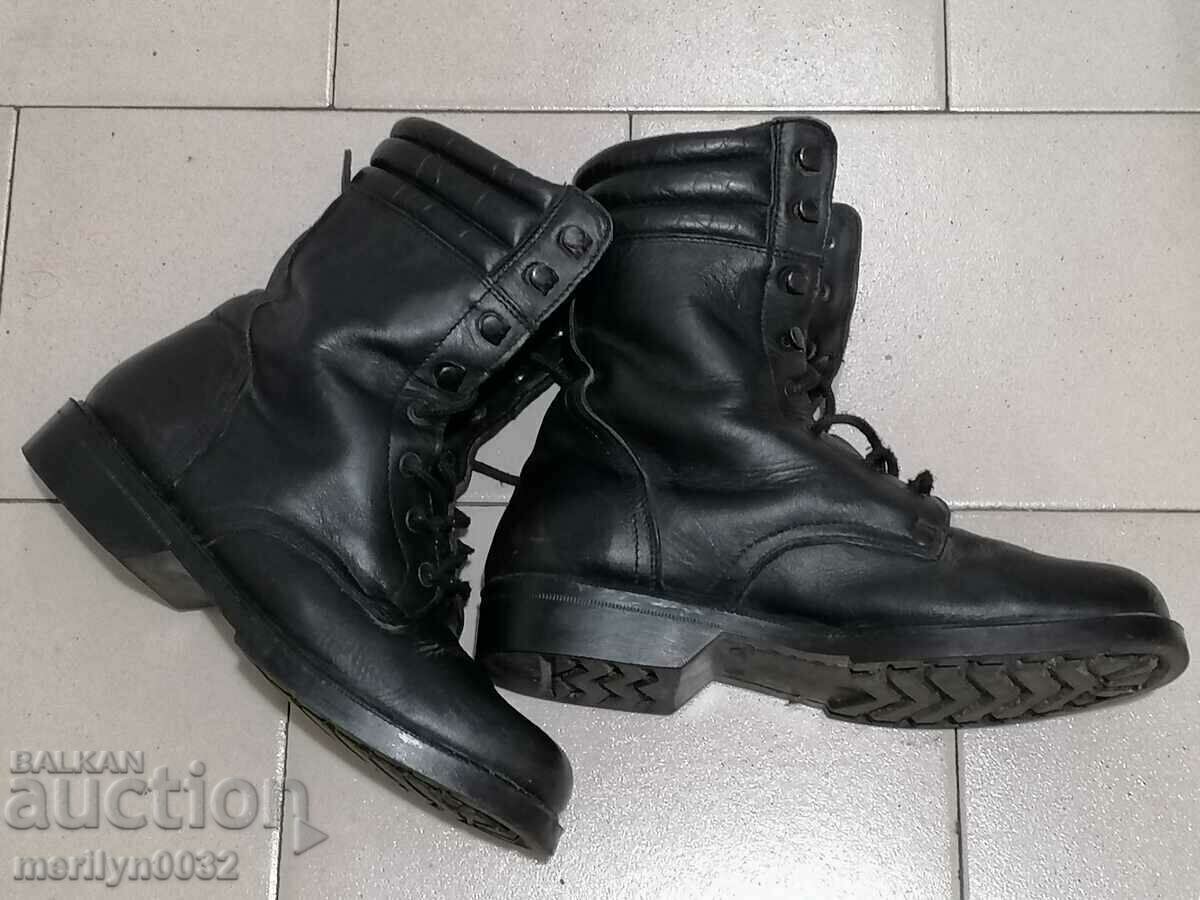 Pantofi ofițer cubanezi numărul 43 cusuți lipiți piele naturală cu preț 125.00 BGN | € 63.91 Pantofi ofițer cubanezi numărul 43 cusuți lipiți piele naturală cu preț 125.00 BGN | € 63.91