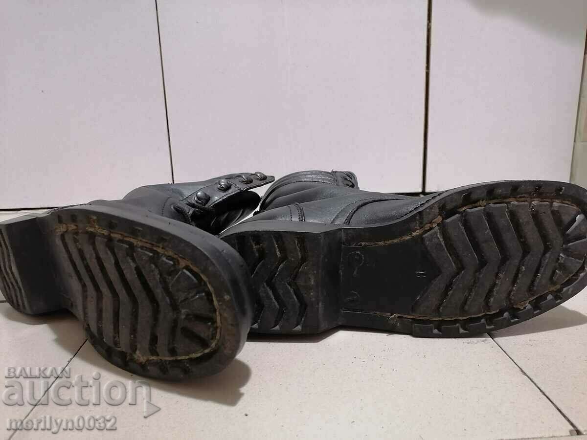 Licitație Pantofi ofițer cubanezi numărul 43 cusuți lipiți piele naturală Licitație Pantofi ofițer cubanezi numărul 43 cusuți lipiți piele naturală