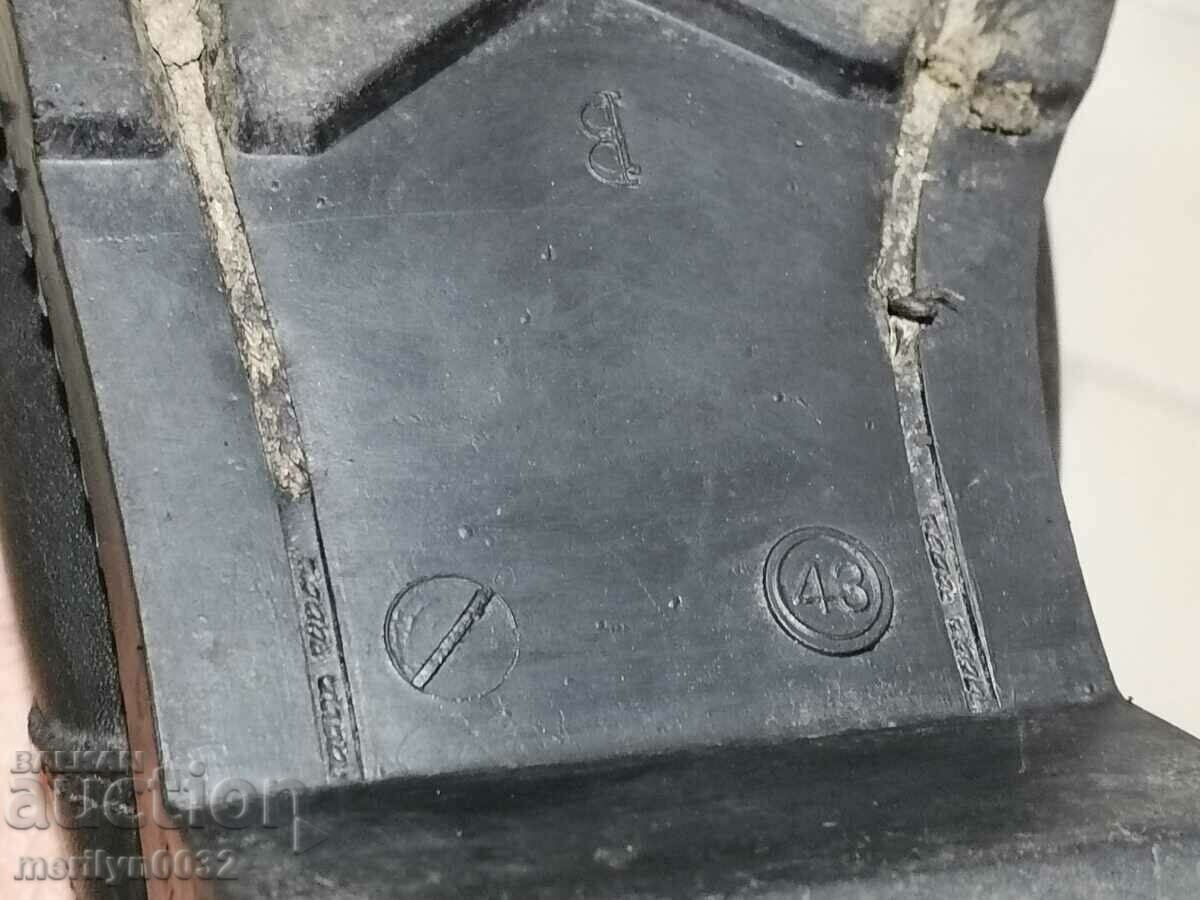 Livrarea Pantofi ofițer cubanezi numărul 43 cusuți lipiți piele naturală Livrarea Pantofi ofițer cubanezi numărul 43 cusuți lipiți piele naturală