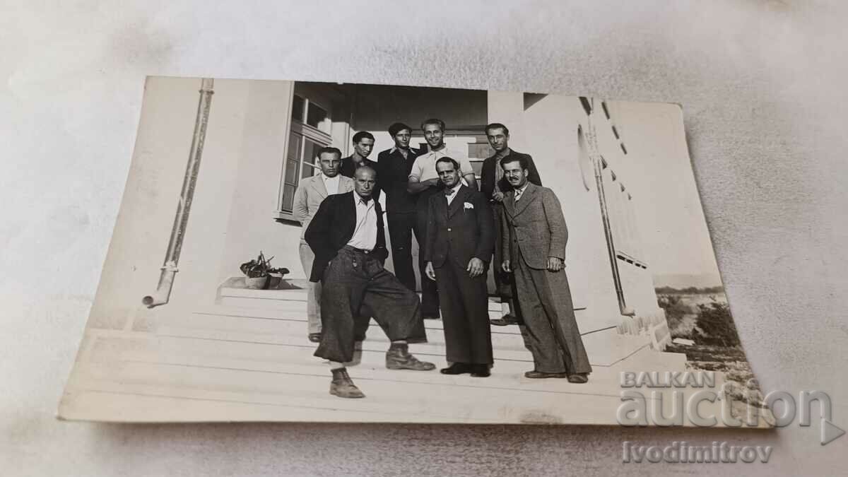 Foto Bărbați pe scările unei clădiri