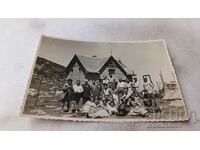 Photo Men and women in front of a mountain hut