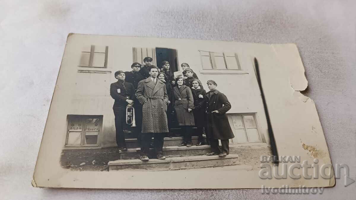 Снимка Ученици със своя учител на стълбите на училището 1931