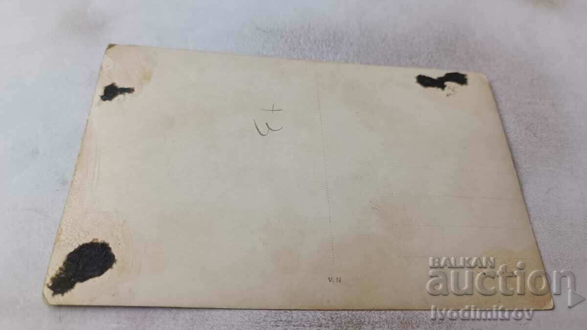 Photo Young men and young women in the park with price 1.35 BGN | € 0.69 Photo Young men and young women in the park with price 1.35 BGN | € 0.69