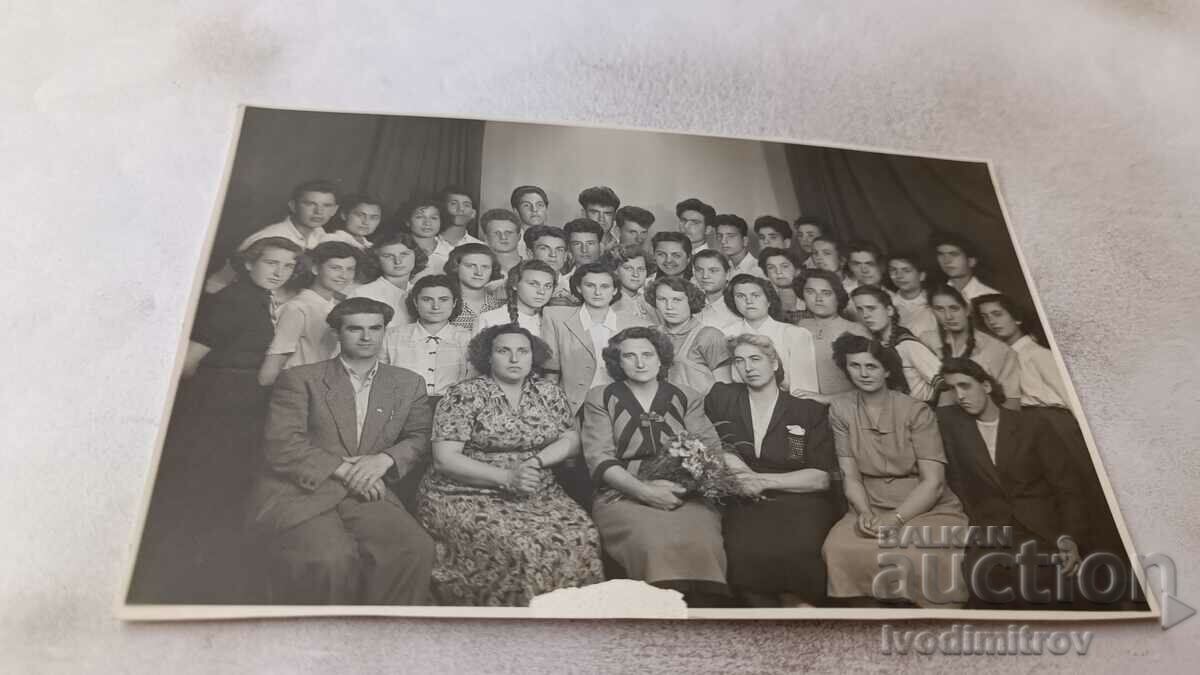 Снимка Младежи и девойки със свои учители