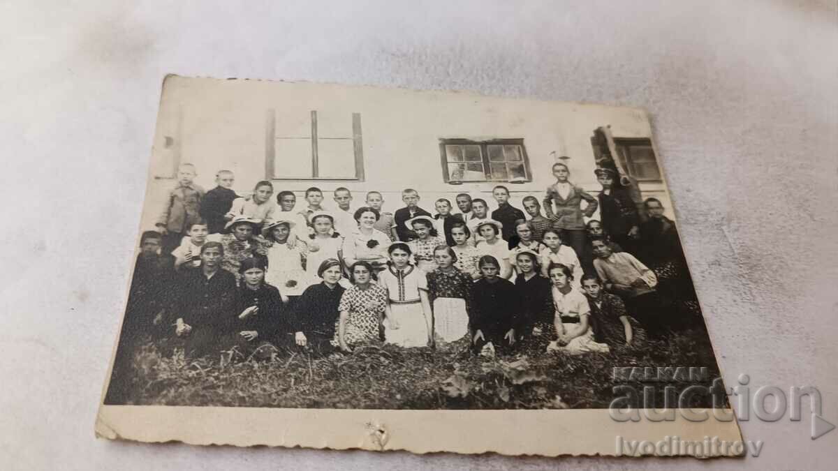 Снимка Ученици от II -а клас в двора на училището 1938