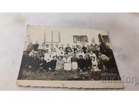 Foto Elevii de clasa a II-a în curtea școlii 1938